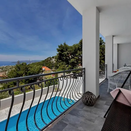 Ivo - With Pool Ferienhaus
